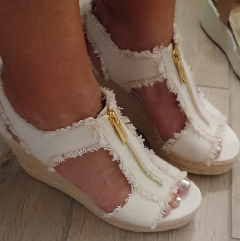 NEW Michael Kors Women's Berkley Wedge Sandals Cream Color Fringed Denim SZ 10 - Picture 7 of 16